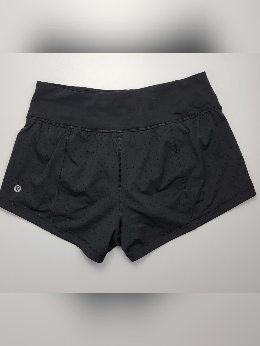 Lululemon Womens Speed Short Perforated Size 4 Black Lined Pre-owned - Picture 1 of 10